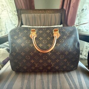 Louis Vuitton Speedy 35 Monogram Canvas Bag. i do not have lock or key.
